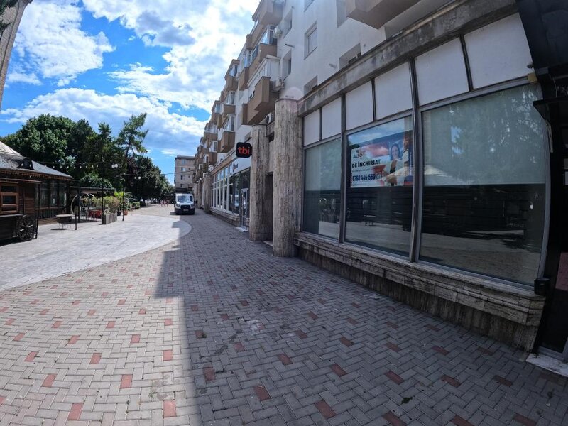 Spatiu comercial central cu vitrina generoasa din sticla