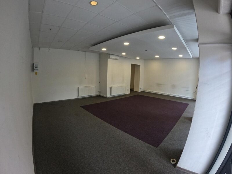 Spatiu comercial central cu vitrina generoasa din sticla