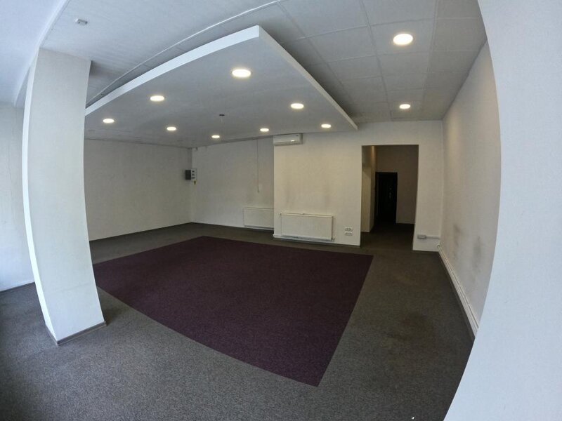 Spatiu comercial central cu vitrina generoasa din sticla