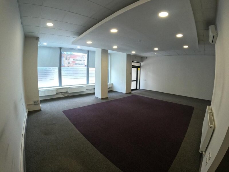 Spatiu comercial central cu vitrina generoasa din sticla