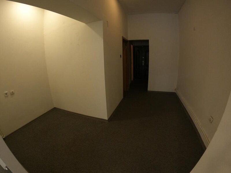Spatiu comercial central cu vitrina generoasa din sticla