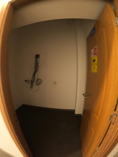 Spatiu comercial central cu vitrina generoasa din sticla