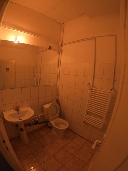 Spatiu comercial central cu vitrina generoasa din sticla