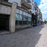Spatiu comercial central cu vitrina generoasa din sticla